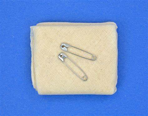 Triangular Gauze Bandage With 2 Pins